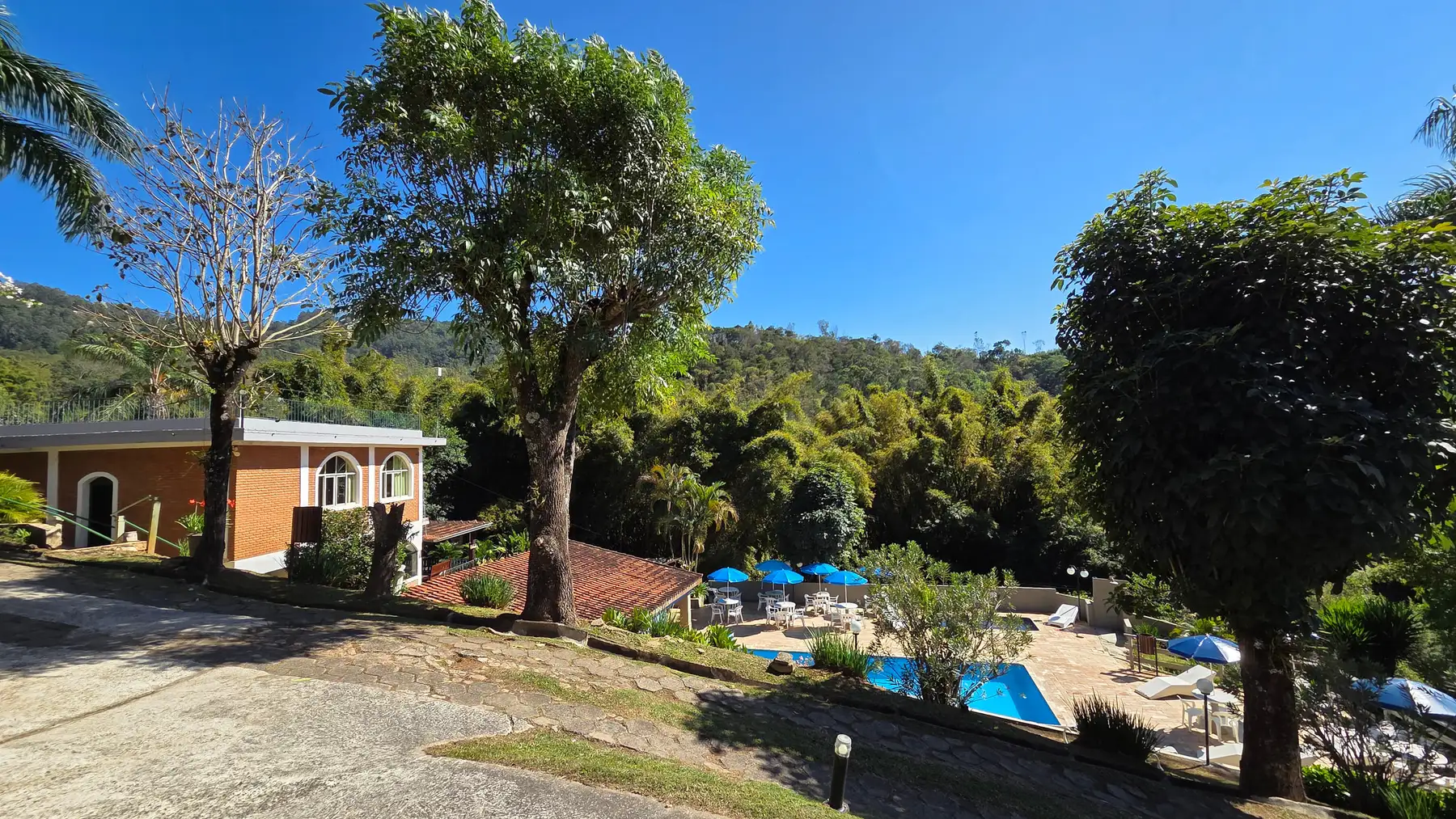 Chalés da pousada com a área das piscinas ao fundo