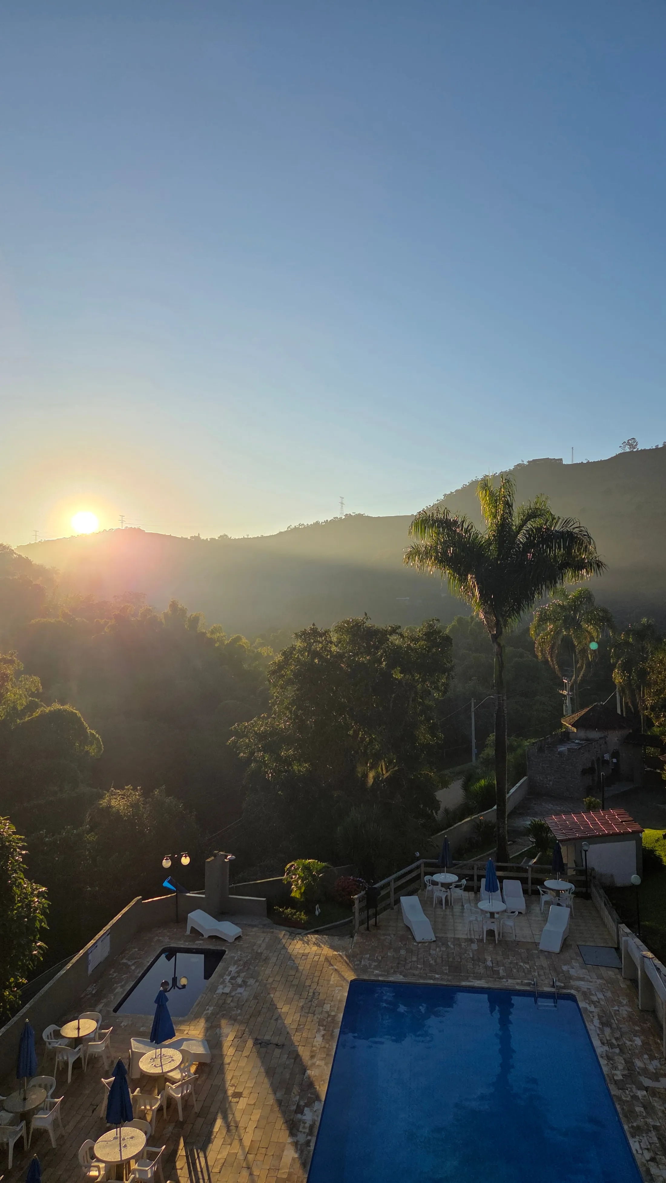 Pôr do sol sobre as montanhas, visto da pousada