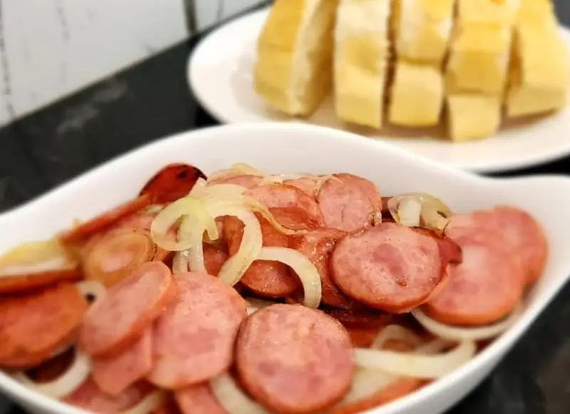 Porção de calabresa acebolada com pão