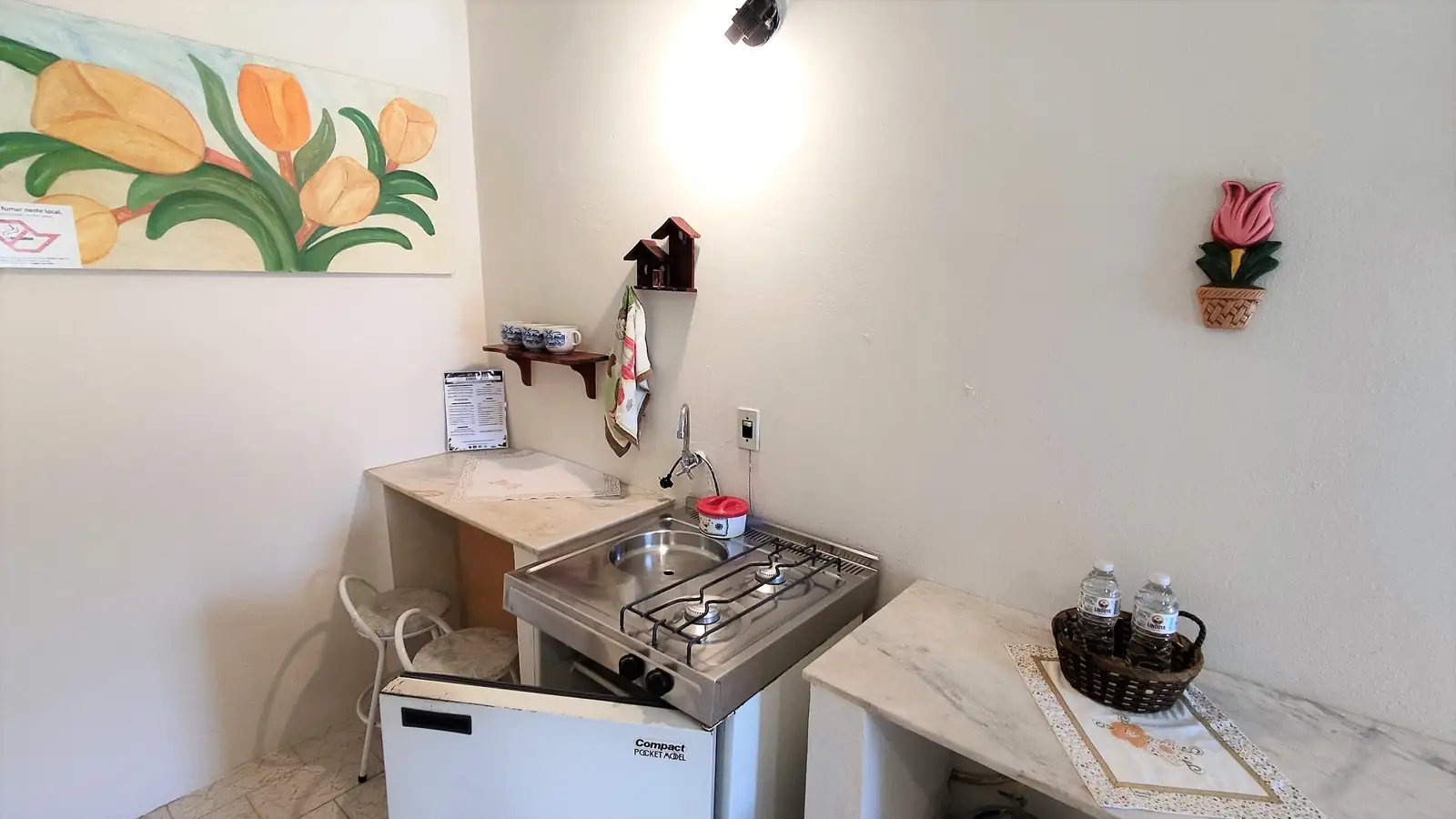 Cozinha do Chalé Familiar, com fogão de duas bocas, frigobar e pia