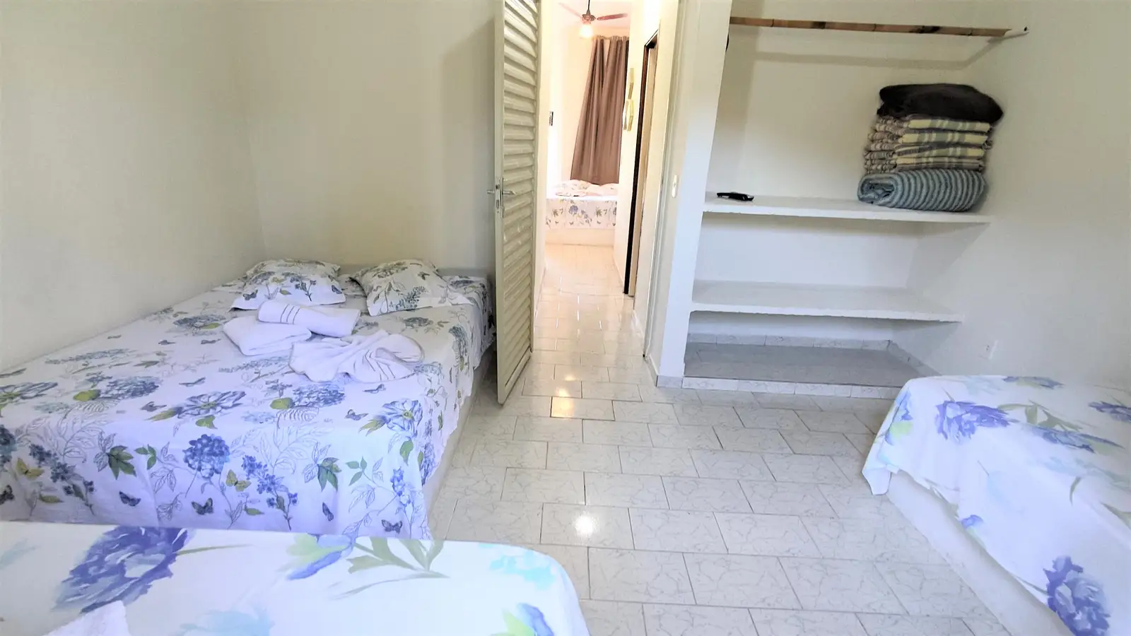 Quarto do Chalé Familiar, com cama e a passagem para o outro quarto