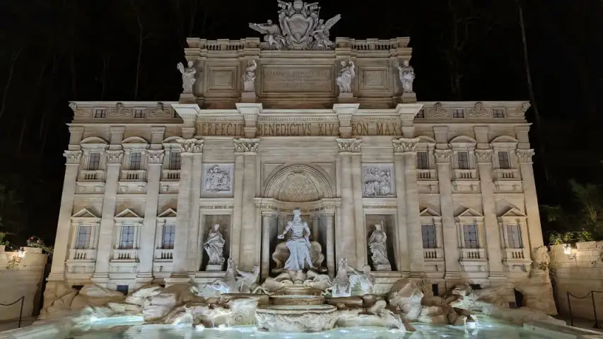 Réplica da Fontana di Trevi, em Serra Negra, iluminada à noite