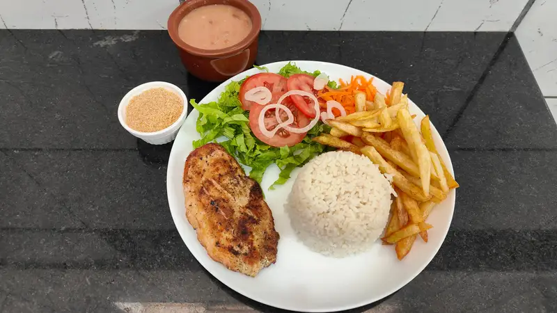 Prato executivo com filé de frango, arroz, batata frita e salada