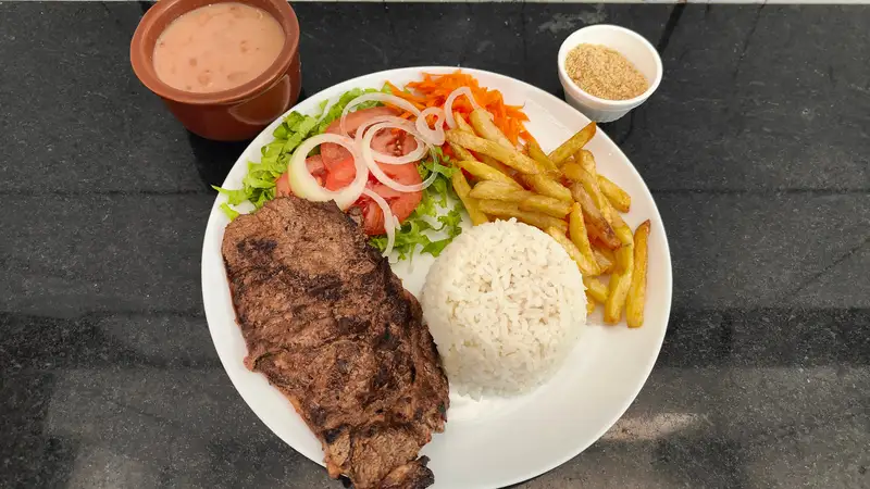 Prato executivo com bife, arroz, batata frita e salada