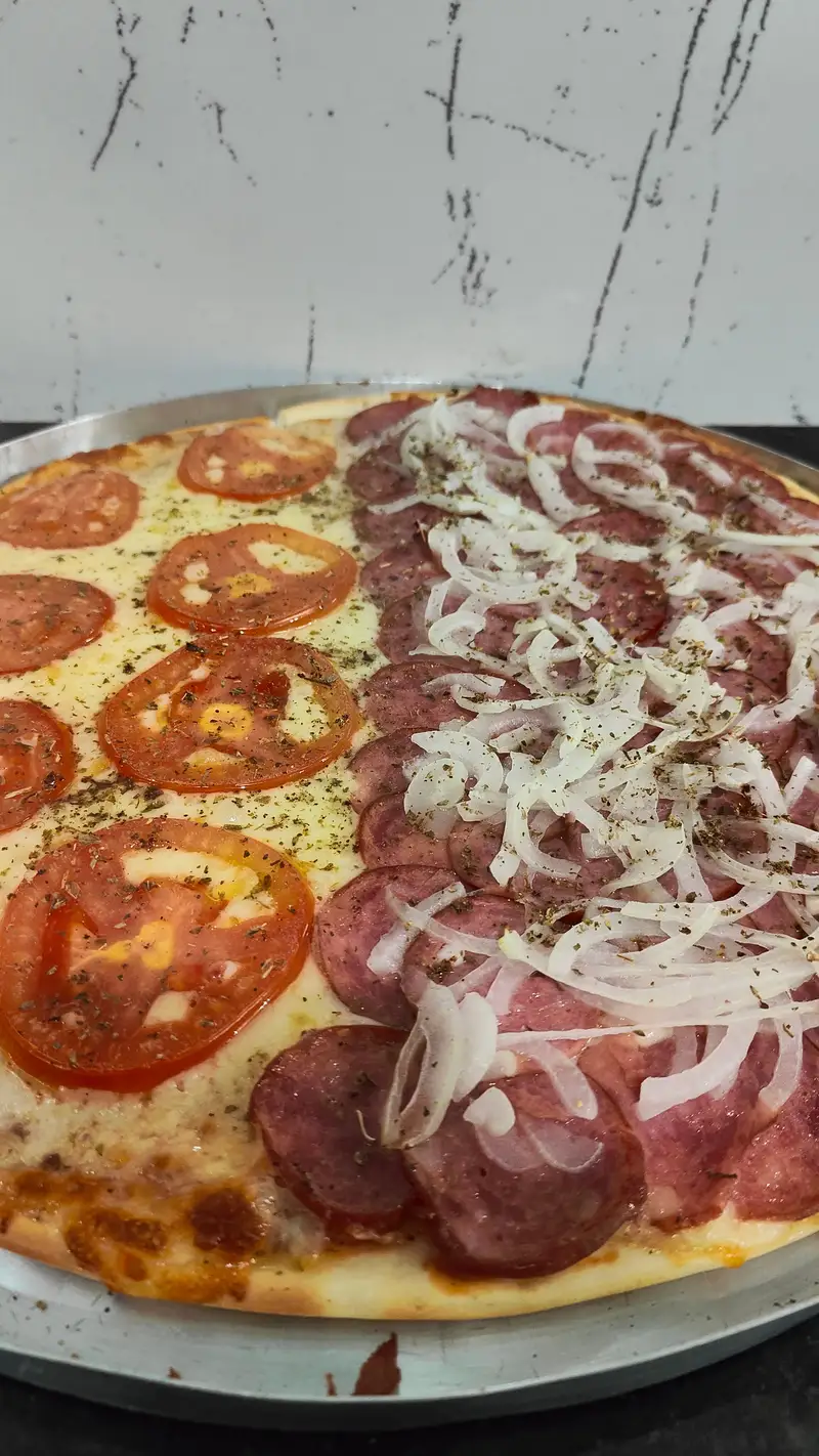 Pizza de calabresa com tomate e cebola