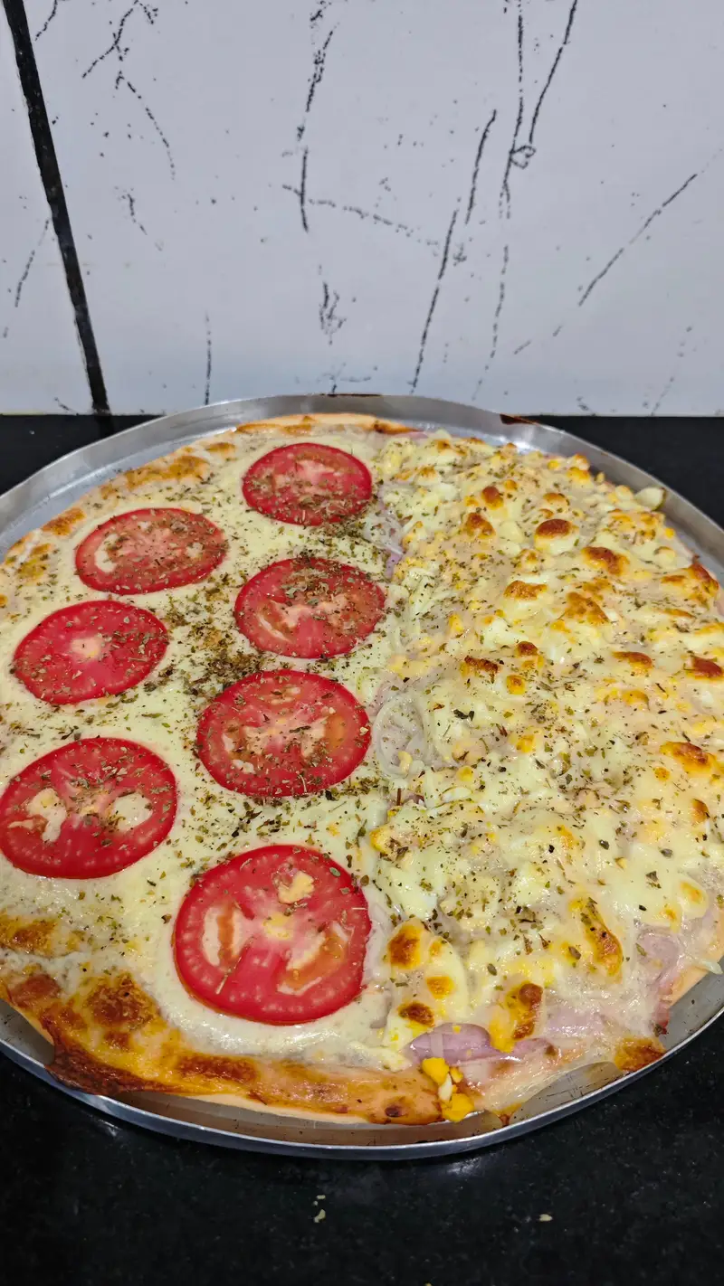 Pizza de mussarela com rodelas de tomate e orégano