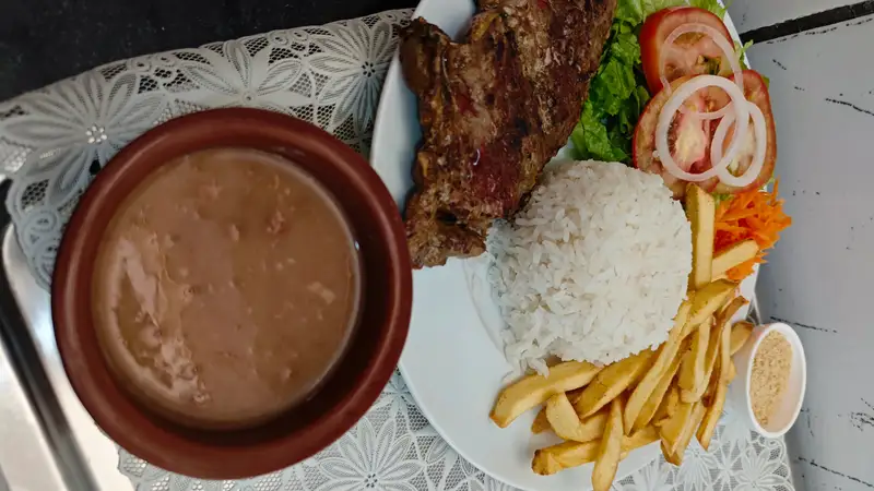 Prato executivo com carne, arroz, batata frita, salada e caldinho de feijão