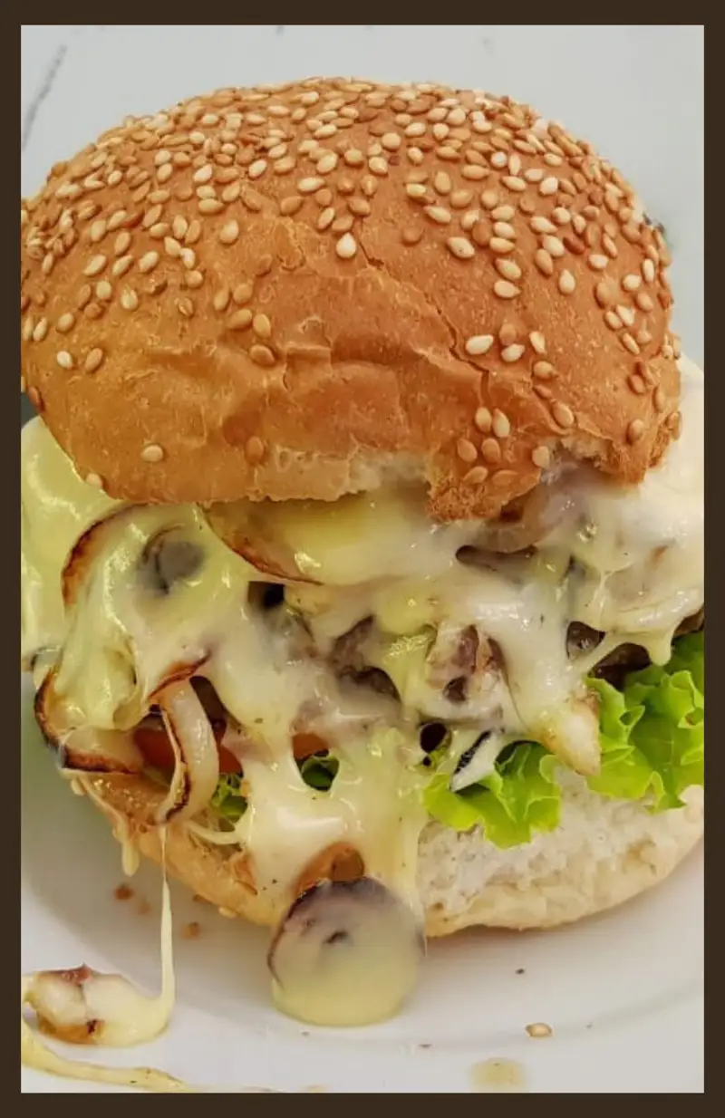 Lanche de hambúrguer com queijo derretido e salada