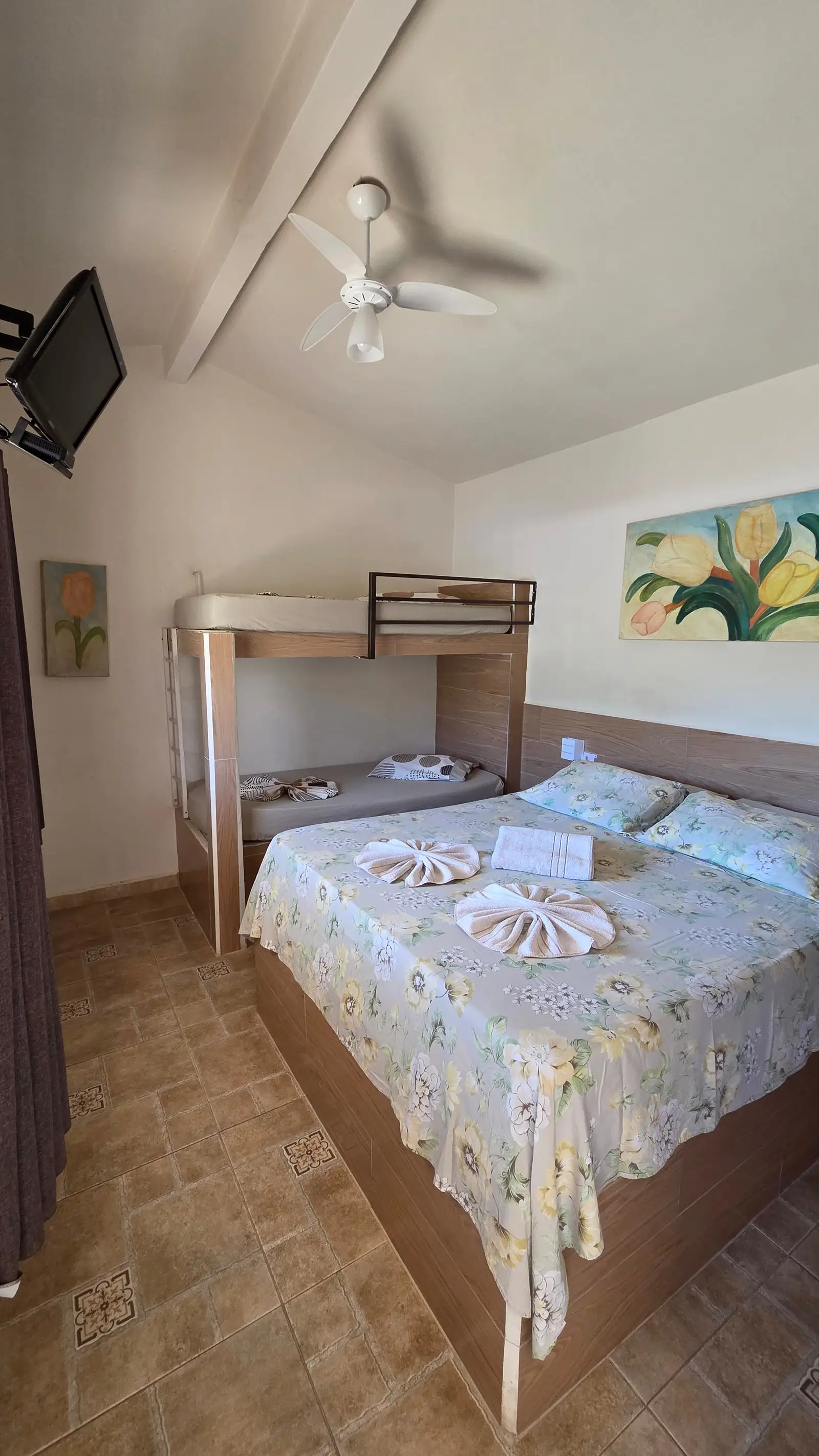 Quarto do Chalé Master, com cama de casal arrumada e beliche ao lado