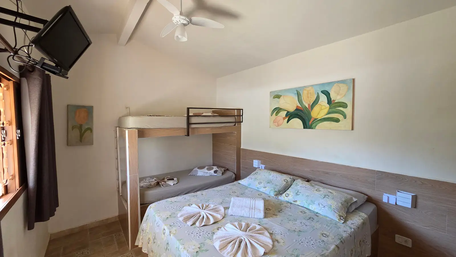 Quarto do Chalé Master, com beliche, ventilador de teto e TV na parede