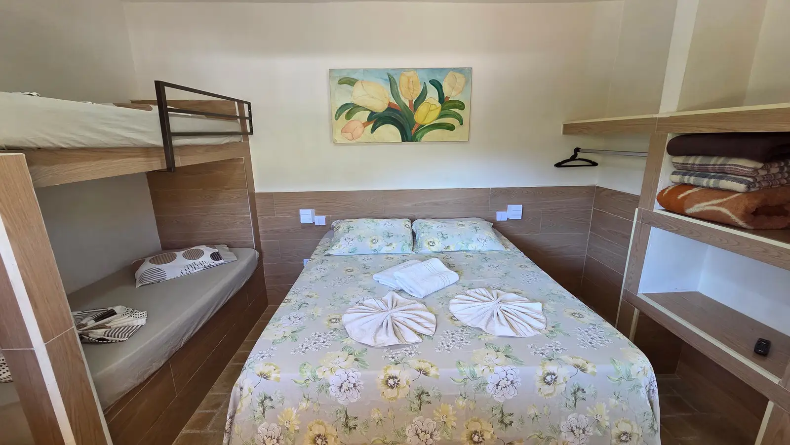 Quarto do Chalé Master visto da porta, com cama de casal e beliche