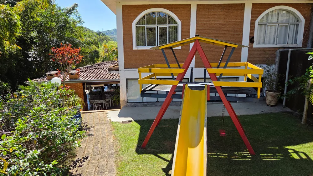 Playground com balanço e escorregador no gramado