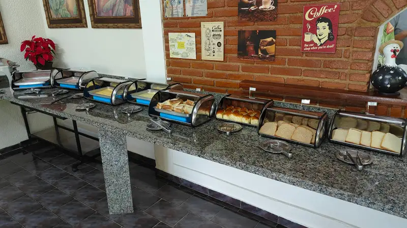 Buffet do café da manhã com pães e bolos nas bandejas