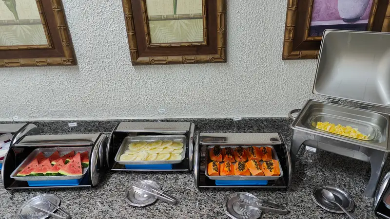 Balcão com queijos, frios, melancia e frutas