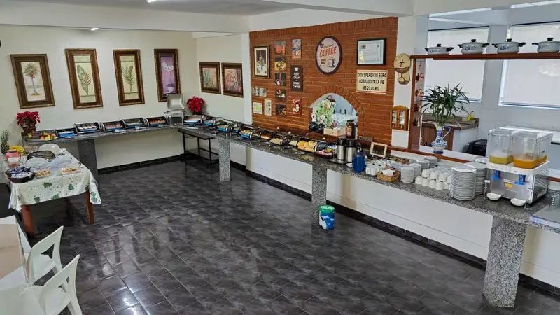 Balcão do restaurante visto do salão, com o buffet montado