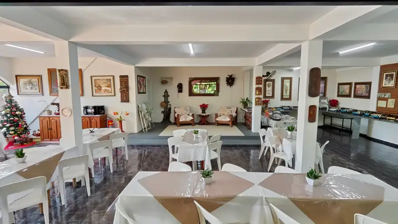 Salão do restaurante, onde é servido o café da manhã, com as mesas postas