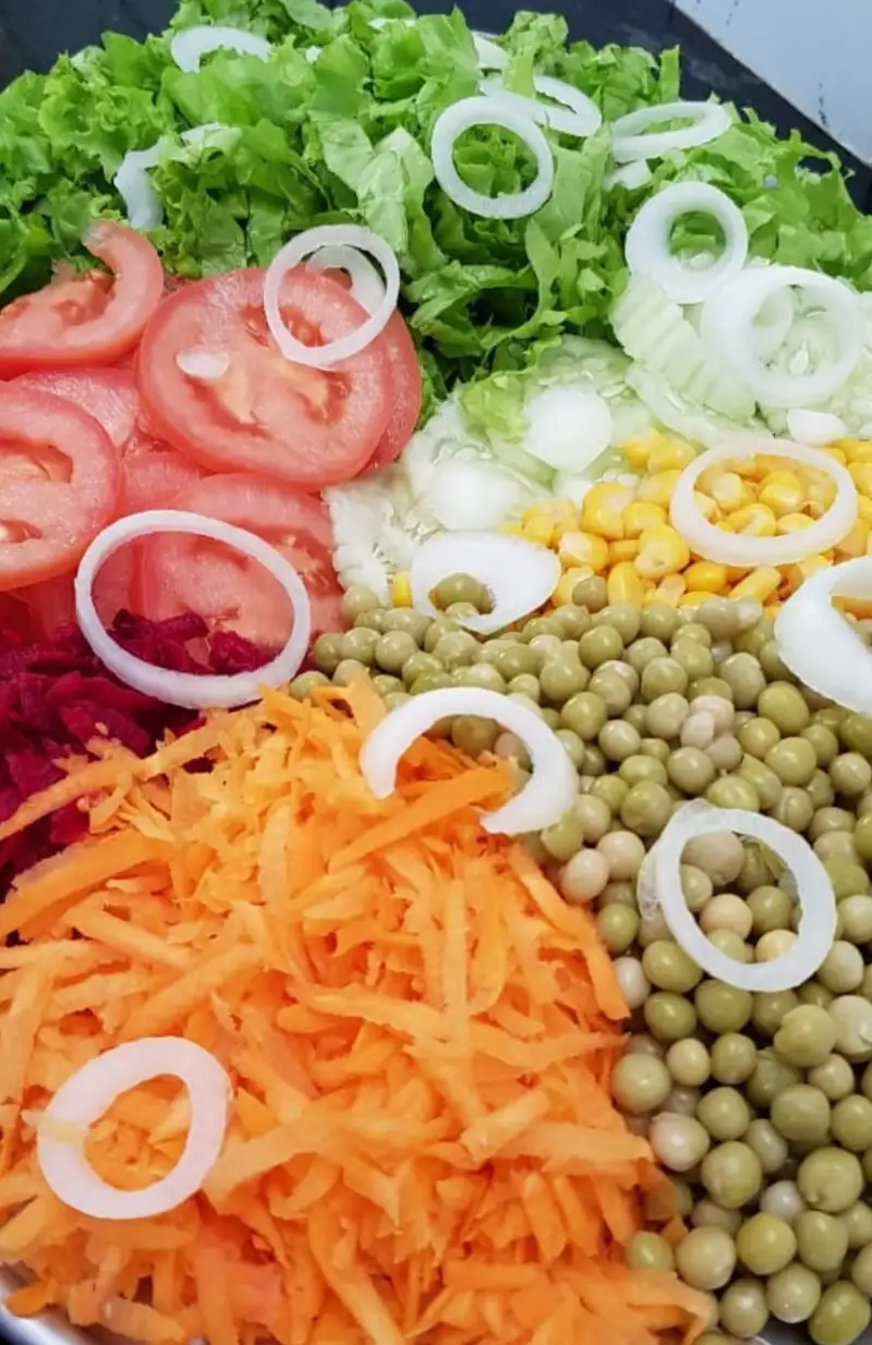 Salada com tomate, cenoura, beterraba, milho e ervilha
