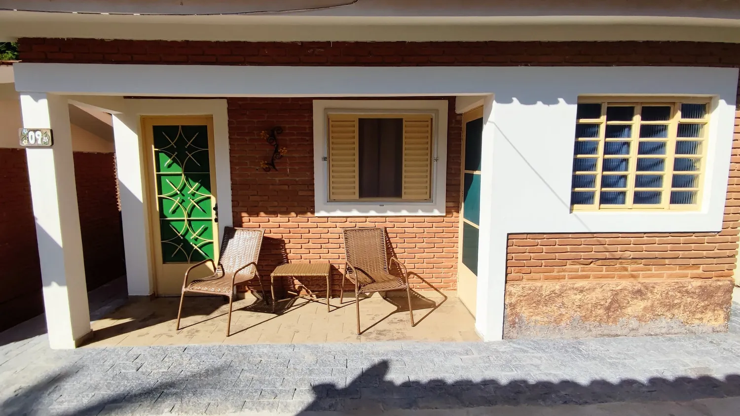 Varanda do Chalé Standard, com cadeiras na frente da porta